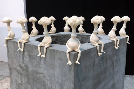 홍익대 조소과 이해림, ‘Dreaming Frog’, 90 × 90 × 120cm, 우레탄, 시멘트, 스티로폼, 물, 2015