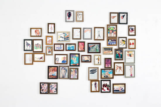 구자명, ‘액자 속 수채와 유화(Watercolor and oil on frame)’. 가변 설치, 종이 위에 수채와 유화. 2015. 사진 = 구자명 작가