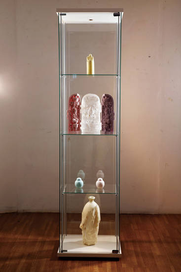 구자명, ‘구씨의 위안 도구’. 가변 크기, 우레탄, 유리 장식장. 2015. 사진 = 구자명 작가