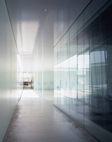 가나자와 21세기 현대미술관의 내부 인테리어. / Photo:Atsushi NAKAMICHI / NACÁSA & PARTNERS. / Courtesy : 21st Century Museum of Contemporary Art, Kanazawa