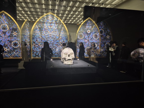 국립현대미술관, ‘데이미언 허스트: 진실은 없어 그러나 모든 것은 가능하지’ 개최… ‘천년’, ‘살아있는 자의 마음 속 죽음의 물리적 불가능성’, ‘신의 사랑을 위하여’ 아시아 첫  공개