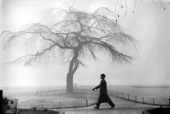 Robert Frank, London, Gelatinsilver print(vintage), 22.3x33.5cm, 1951, Property of the Swiss Confederation, Federal Office of Culture, Bern, on permanent loan at Fotostiftung Schweiz ⓒRobert Frank