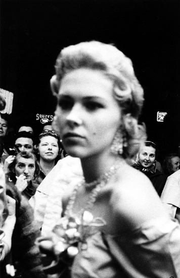 Robert Frank, Movie Premiere, Hollywood, Gelatinsilver print, 35.4x27.8cm, 1955~56, printed ca. 1980, Collection Fotomuseum Winterthur, Permanent loan from Volkart Stiftung ⓒRobert Frank